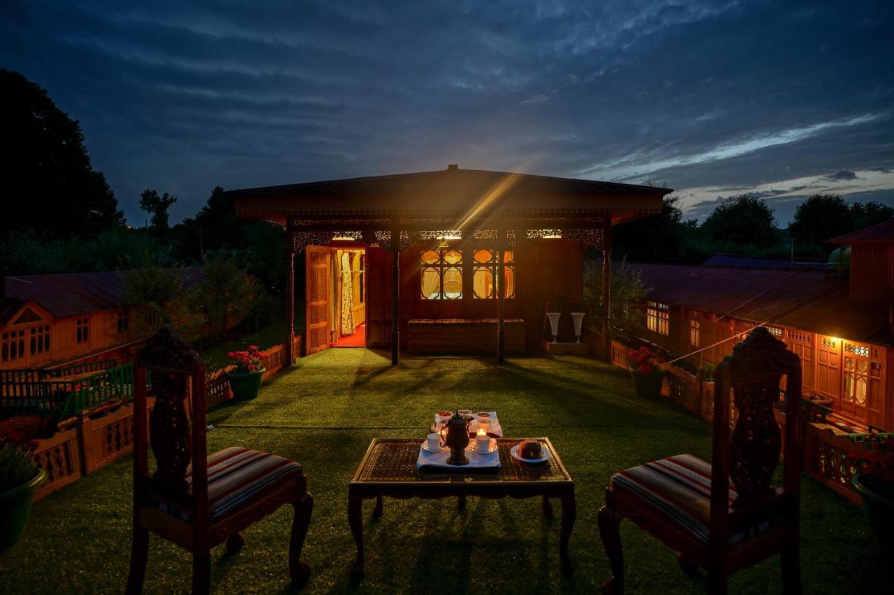 Welcomheritage Gurkha Houseboats Srīnagar Dış mekan fotoğraf