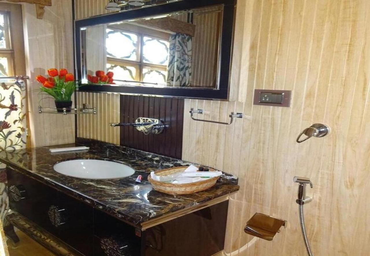 Welcomheritage Gurkha Houseboats Srīnagar Dış mekan fotoğraf